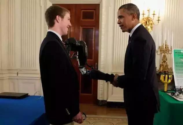 19歲少年發(fā)明了用意念控制手臂，震驚世界！