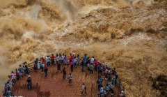 云南虎跳峽“超級山洪”：游客淡定拍照，作死